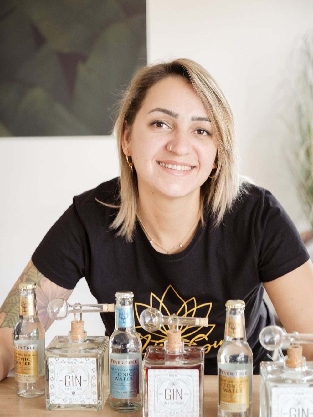 Katharina Groß hinter der Theke ihrer Lounge