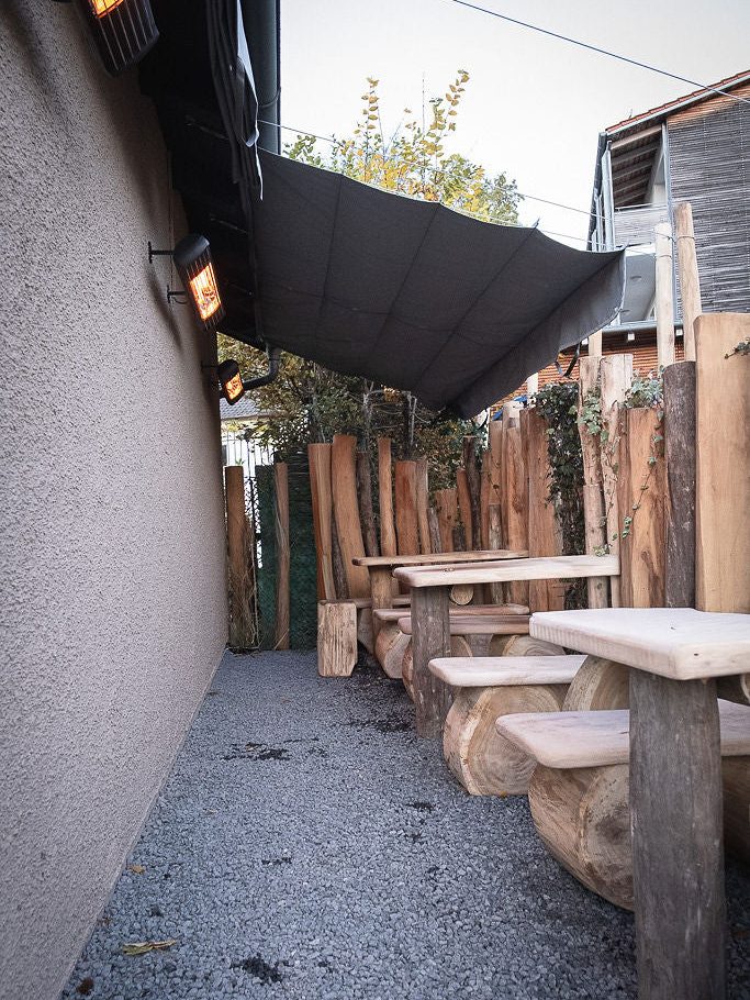 Die Außensitzplätze vor der Lounge
