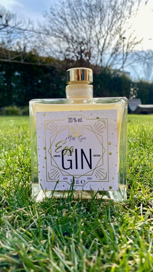 Die Flasche Egg Gin im Freien