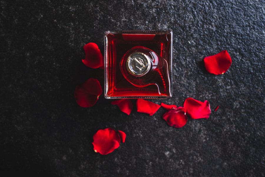 Der Flaschenverschluss des Million Roses Gin zwischen Rosenblättern