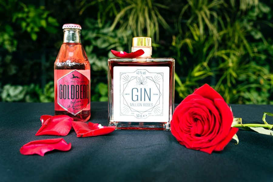Million Roses Gin mit Tonic und einer roten Rose